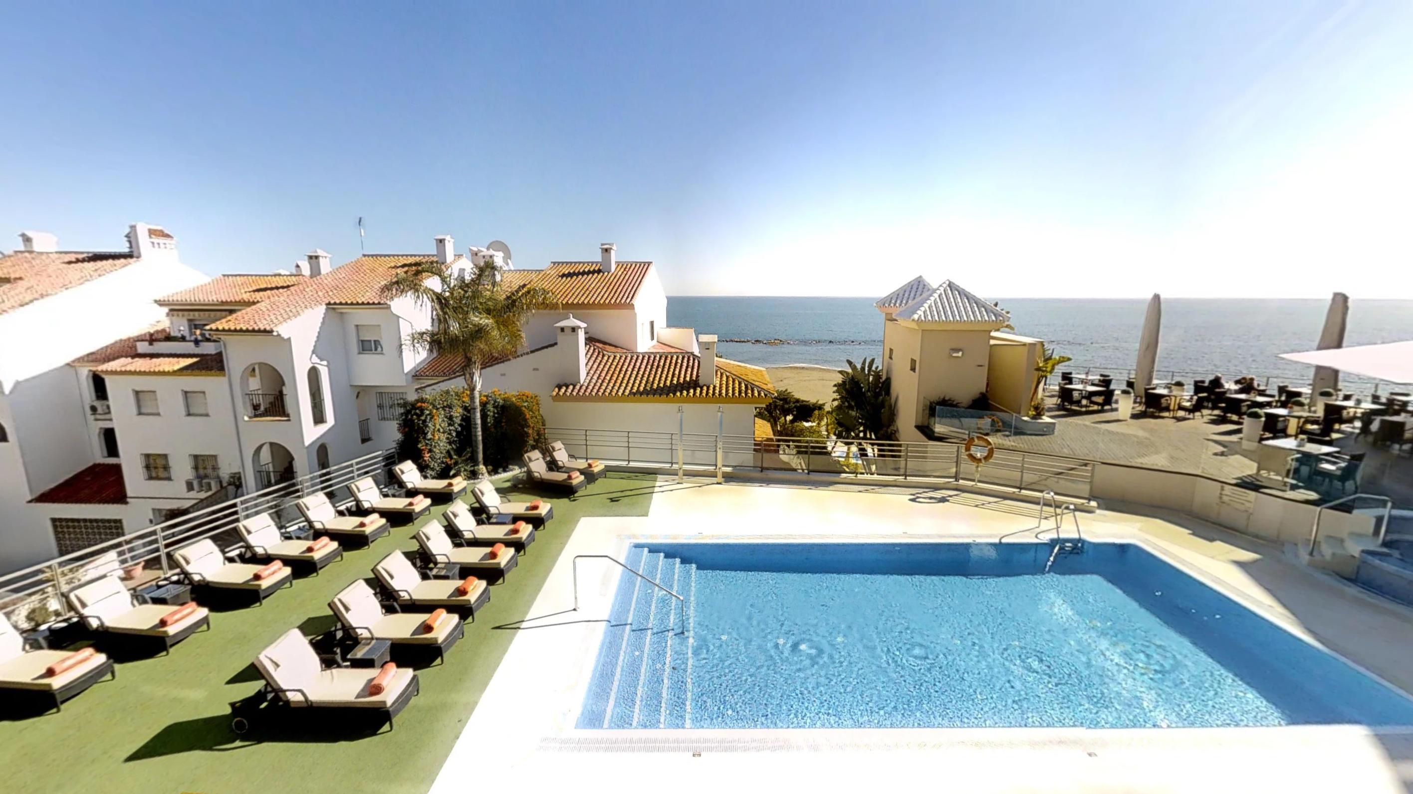 Vincci Seleccion Aleysa Hotel Беналмадена Екстериор снимка A swimming pool in Spain