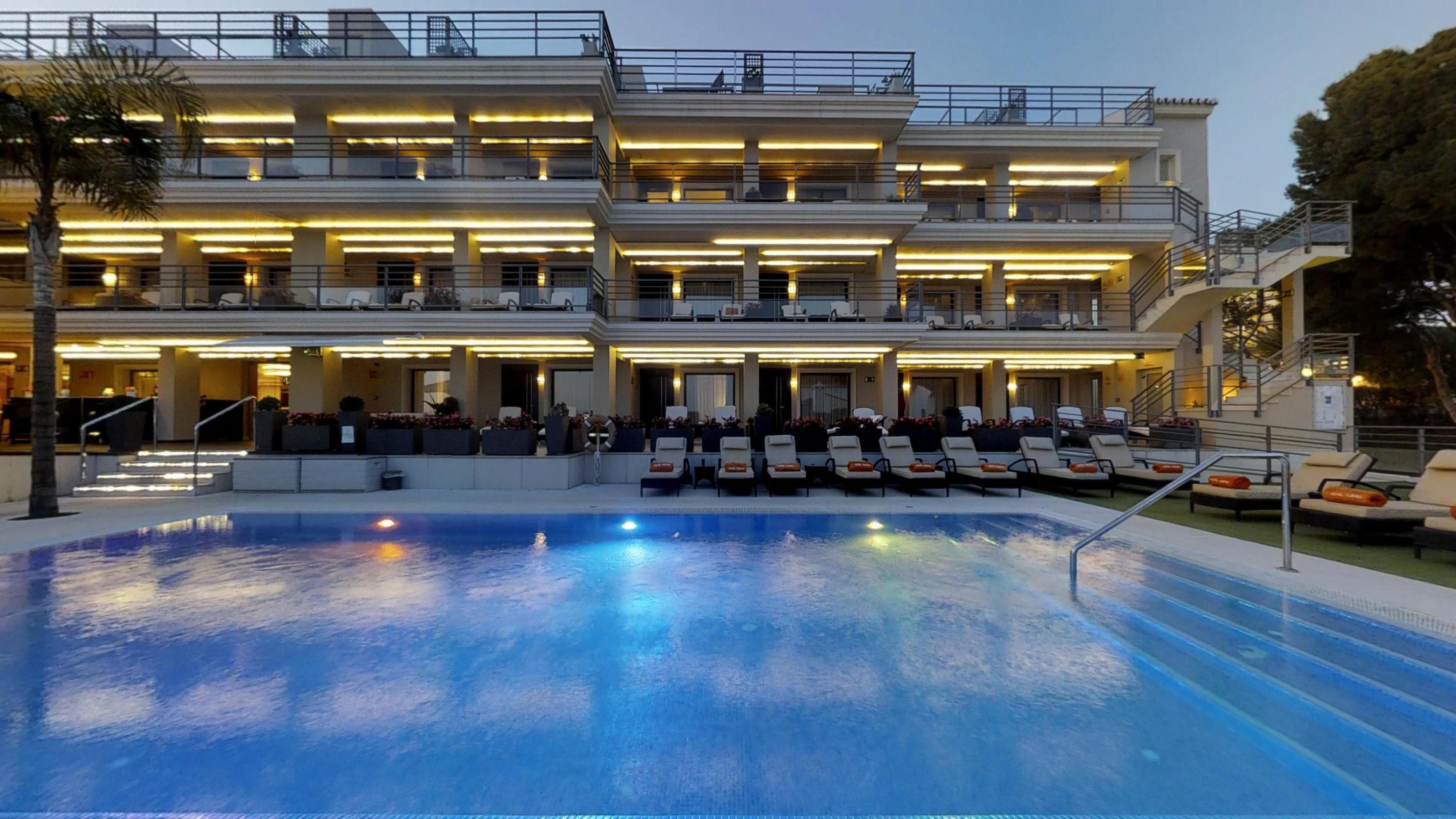 Vincci Seleccion Aleysa Hotel Беналмадена Екстериор снимка The hotel's pool