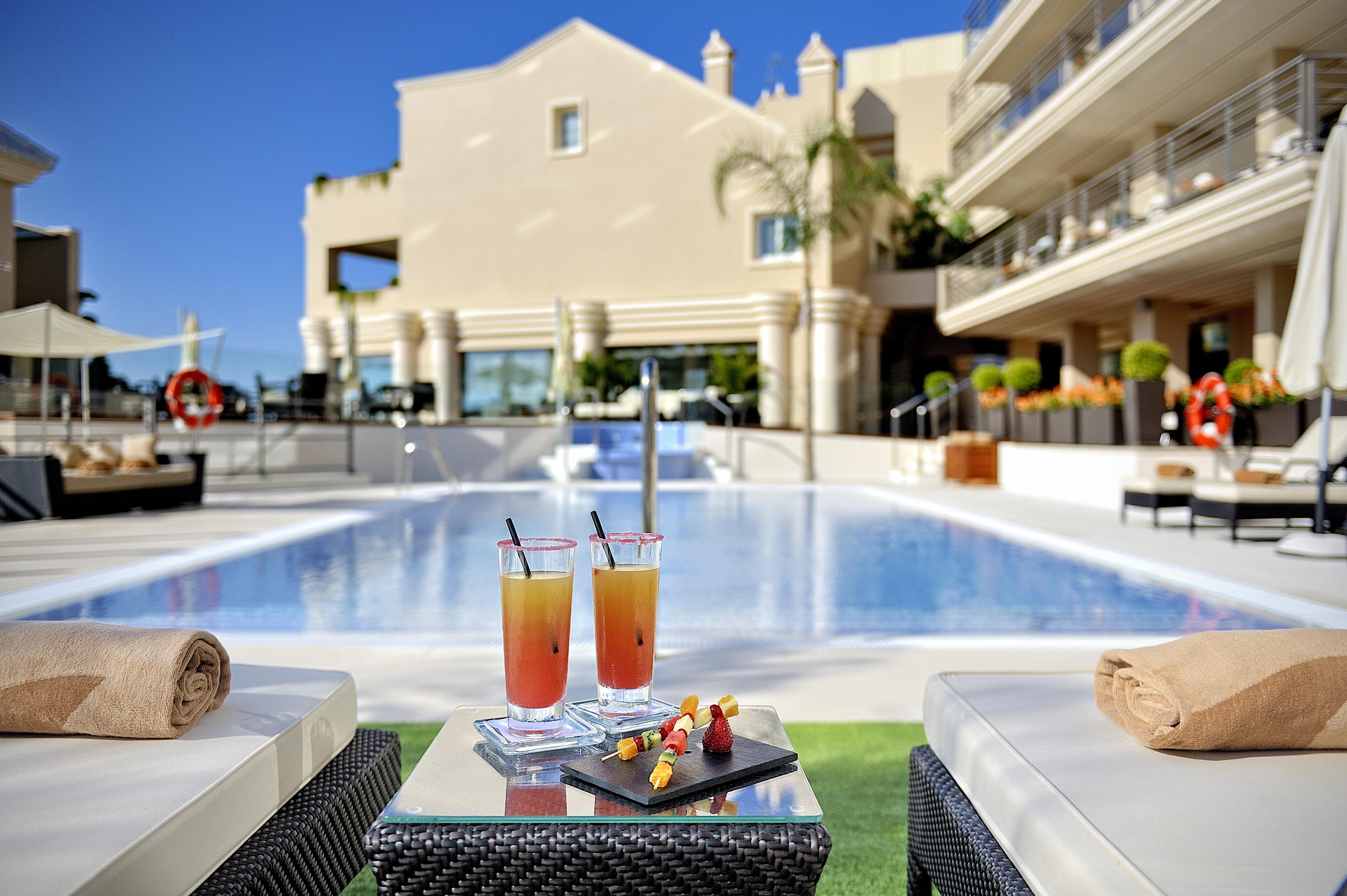 Vincci Seleccion Aleysa Hotel Беналмадена Екстериор снимка The pool at the hotel
