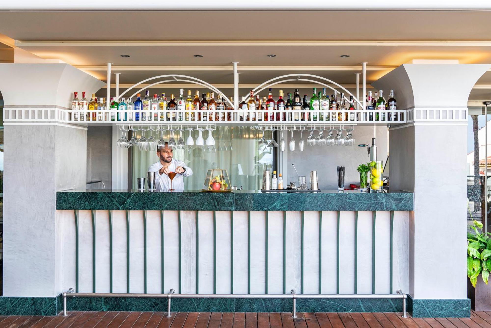 Vincci Seleccion Aleysa Hotel Беналмадена Екстериор снимка The bar at the Sky Bar