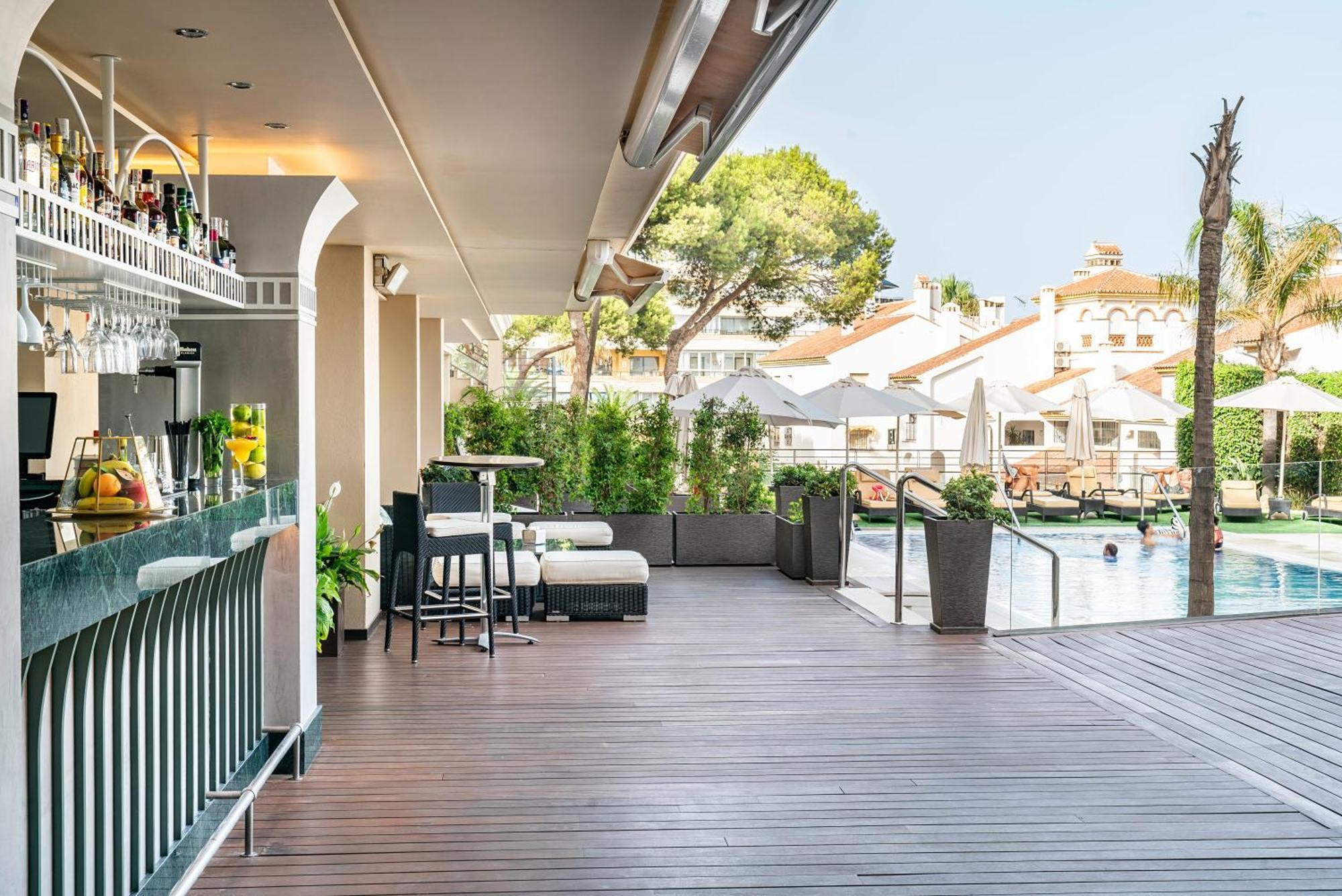Vincci Seleccion Aleysa Hotel Беналмадена Екстериор снимка The hotel's rooftop bar