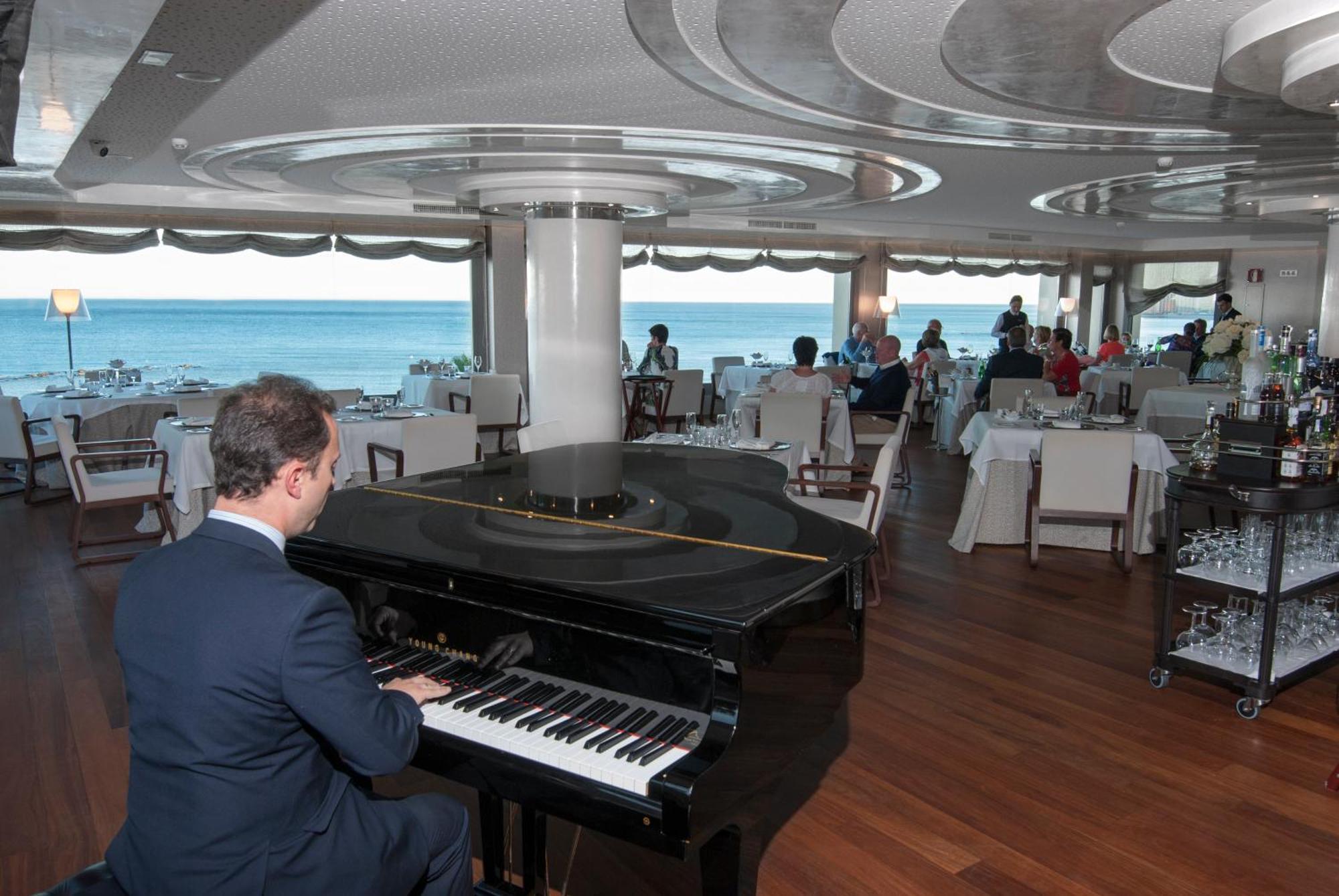 Vincci Seleccion Aleysa Hotel Беналмадена Екстериор снимка The restaurant on board