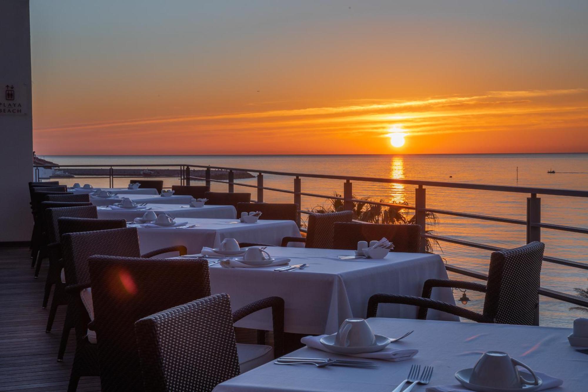 Vincci Seleccion Aleysa Hotel Беналмадена Екстериор снимка Sunset at the restaurant