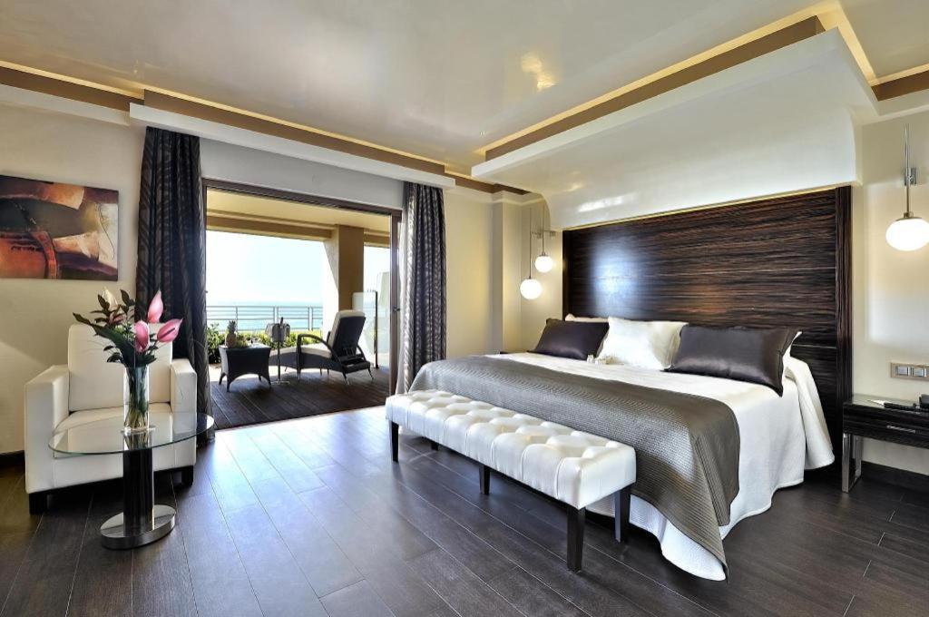 Vincci Seleccion Aleysa Hotel Беналмадена Екстериор снимка A bedroom at the hotel