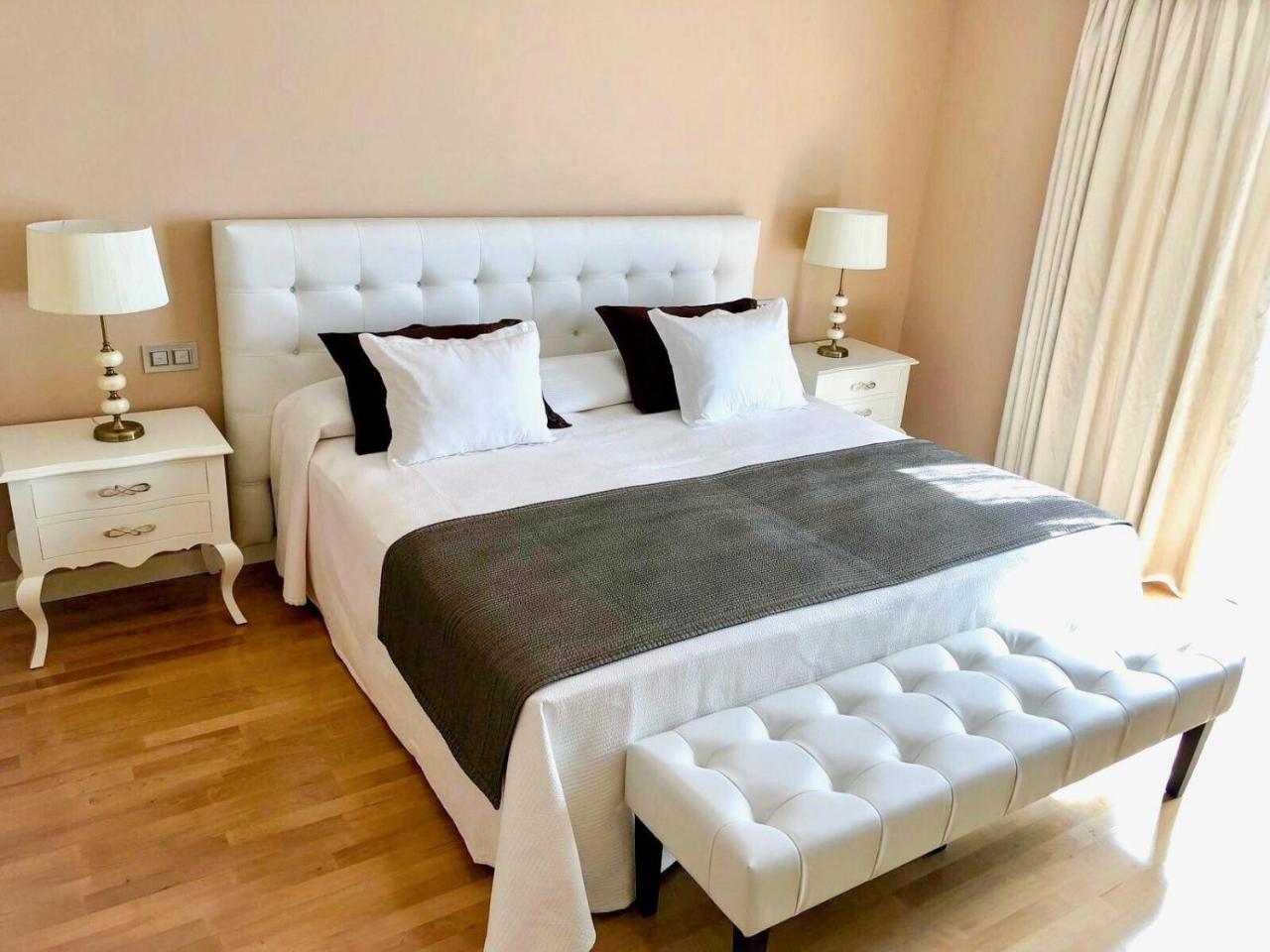 Vincci Seleccion Aleysa Hotel Беналмадена Екстериор снимка A bed with a bed runner